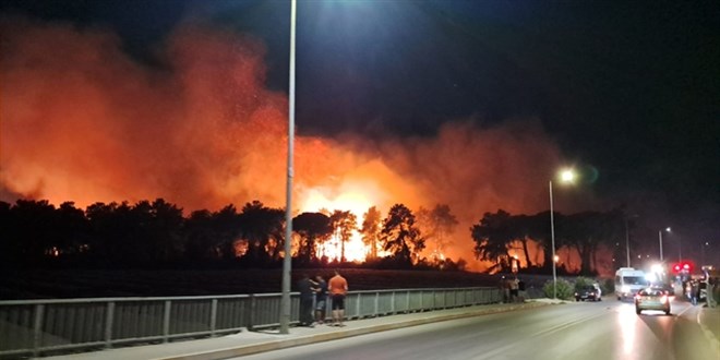 Antalya'da orman yangn: 2 otel tahliye edildi