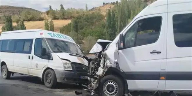 Kayseri'de iki minibüsün çarpıştığı kazada 13 kişi yaralandı