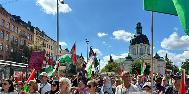İsrail'in Gazze'ye yönelik saldırıları İsveç'te protesto edildi