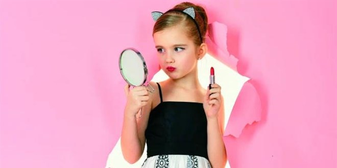 Uzmanlardan çocuk sağlığı uyarısı: Makyaj yaşı 7'ye düştü