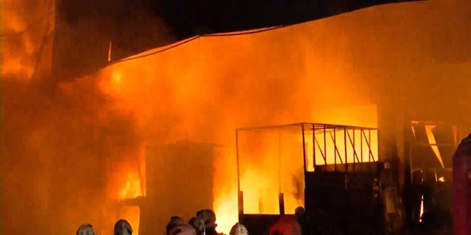 Başakşehir'de sanayi bölgesinde kargo deposunda yangın