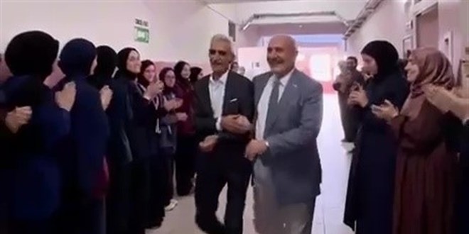42 yıllık öğretmene alkışlarla veda