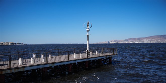 �zmir sahillerinde bal�k �l�mleri devam ediyor