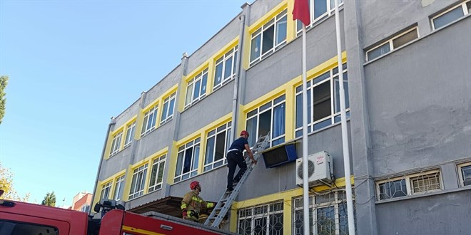 Okulda mahsur kalan 3 öğrenciyi itfaiye kurtardı