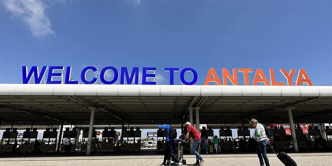 Ege ve Akdeniz'deki havalimanlar� rekora u�tu