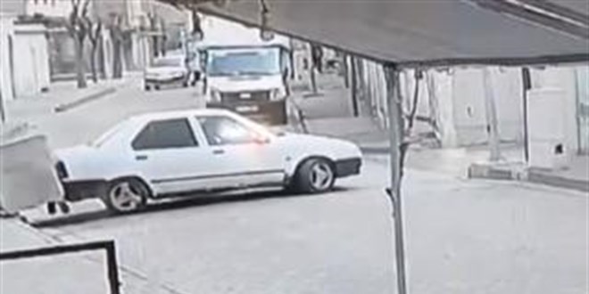 Geri manevra yapamad�, �arpa �arpa ��kt�