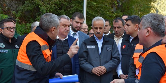 Bakanlar Uraloğlu ve Bak, selden etkilenen Artvin'de