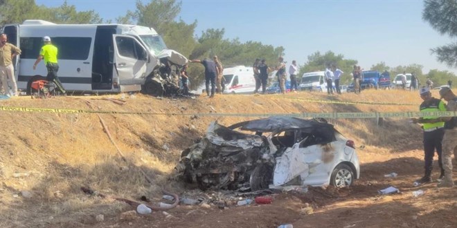 Minibüsle çarpışan otomobilin sürücüsü yanarak hayatını kaybetti