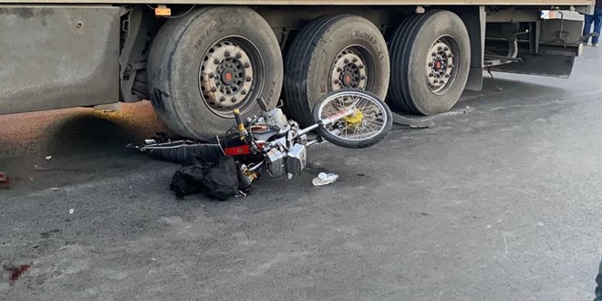 Mersin'de t�r motosiklete �arpt�: 1 �l�, 1 yaral�