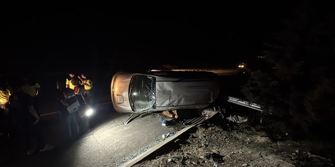 Lastiği patlayan kamyonet devrildi: 2 ölü, 8 yaralı