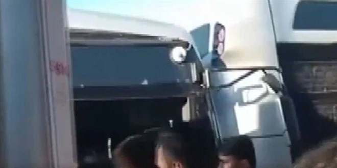İstanbul Kadıköy'de iki metrobüs çarpıştı!