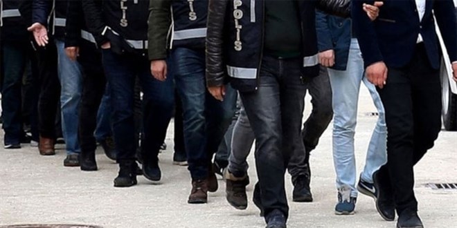 zmir'de FET'ye ynelik operasyonda 10 pheli yakaland