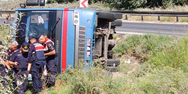 Tarsus'ta cezaevi ring arac� devrildi: 5'i mahkum 12 yaral�