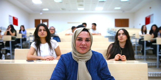 33 yıl aradan sonra 44 yaşında üniversite hayalini gerçekleştirdi