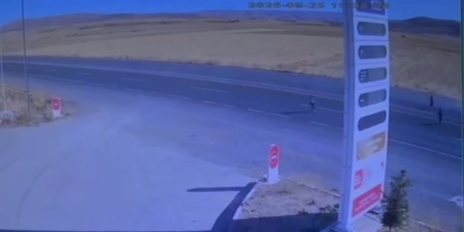 Yola koan ocuklar kurtarmak isterken canndan oldu