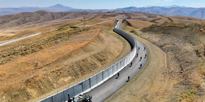 Van-İran sınırında güvenlik duvarının inşası sürüyor