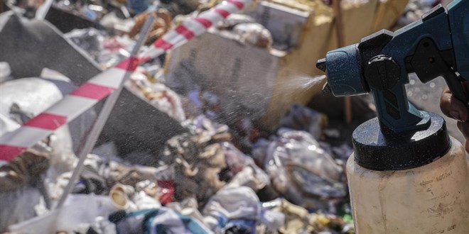 İzmir'de toplanmayan çöplere karşı mazotla haşere önlemi