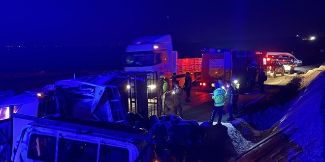 Diyarbak�r'da iki kamyonet �arp��t�: 2 �l�, 1 yaral�