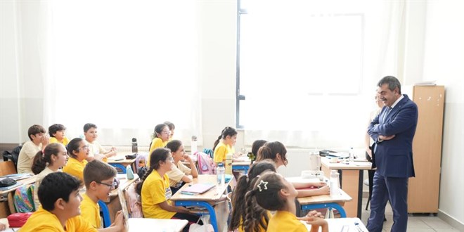 Bakan Tekin'den Gaziantep'te srpriz okul ziyareti