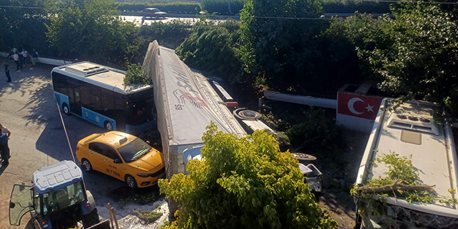 �ki ara� ile polis memuruna �arpan TIR, k�rp�den u�tu; 1 �l�