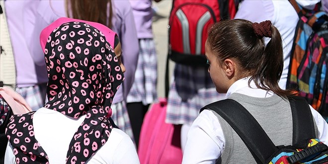 KKTC'de liselerde ba��rt�s�n� serbest b�rakan t�z��� AYM iptal etti