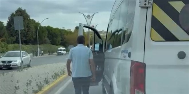 Kocaeli'de servis �of�r�, otomobil s�r�c�s�n� tehdit etti