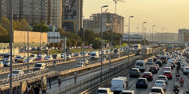 �stanbul'da haftan�n son i� g�n�nde trafik yo�unlu�u y�zde 74'e ula�t�