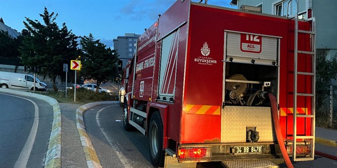 �stanbul'da kargo y�kl� kamyonetten alevler y�kseldi