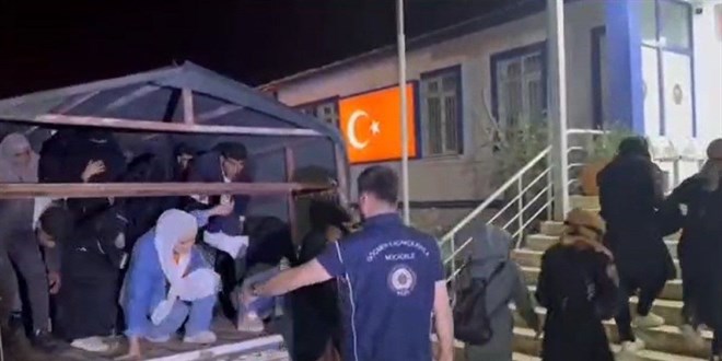 Kamyonet kasasında gizlenen 20 kaçak göçmen yakalandı