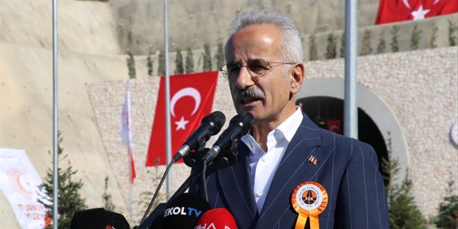 Bakan Uralolu: Trkiye'nin drt bir yann yksek standartl yollarla donattk