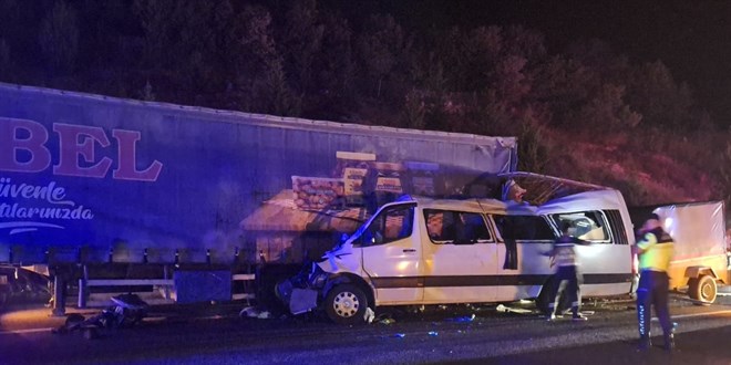 Mersin'de tar�m i��ilerini ta��yan minib�s t�ra �arpt�: 3 ki�i �ld�