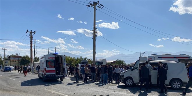 Z�rhl� polis arac�yla otomobil �arp��t�: 2'si a��r 4 yaral�