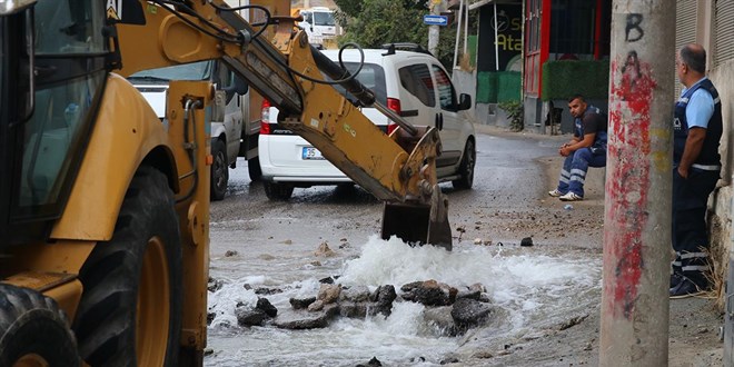 zmir'de tonlarca su boa akt, mahalleli isyan etti