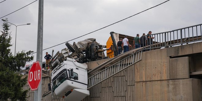İzmir'de viyadükte asılı kalan tırın sürücüsü yaralandı