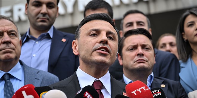 Yeniden il ba�kan� se�ilen �zg�r �elik mazbatas�n� ald�