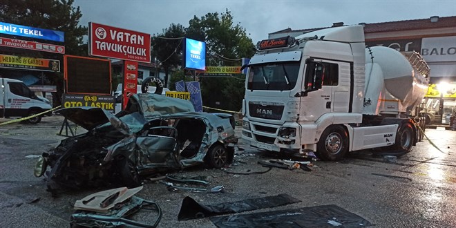 Ankara'da kontrolü kaybeden otomobil tankere çarptı: 3 ölü