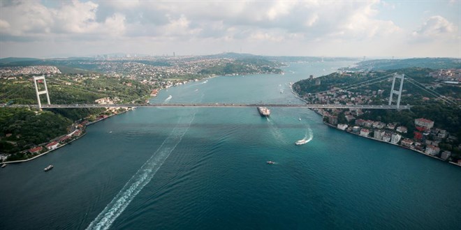 �stanbul Bo�az�'nda ar�zalanan kargo gemisi B�y�kdere'ye demirletildi