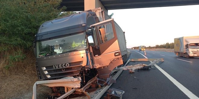 TEM'de feci kaza: TIR bariyerlere saplandı, sürücü ağır yaralı
