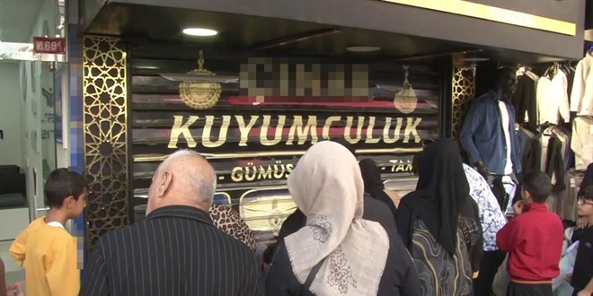 Kuyumcu altnlar alp kat, vatandalar dkkan yamalamaya alt