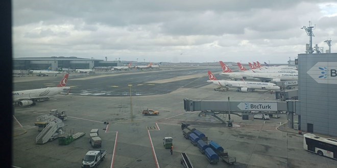 stanbul'da frtna uu trafiini vurdu: Uaklar havada tur att