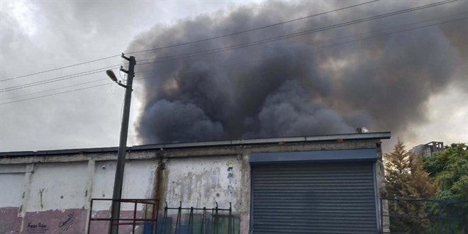 İzmir'de depoda çıkan yangına müdahale ediliyor