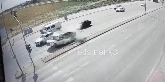 Kırmızı ışıkta feci kaza: Duran otomobile arkadan son sürat çarptı