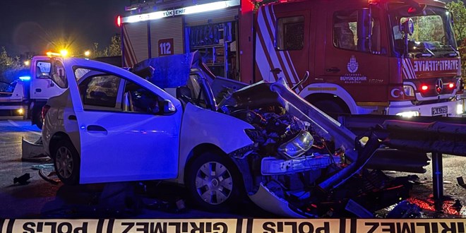 Ümraniye'de otomobil bariyerlere saplandı: 1 ölü, 1 yaralı
