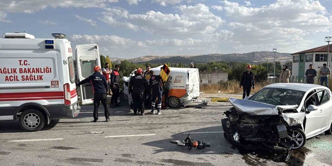 Sivas'ta 3 aracn kart kazada 1 kii ld, 4 kii yaraland
