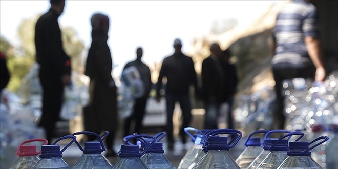 Ankara'da su kesintisinden etkilenen vatandalar emelerden su temin ediyor