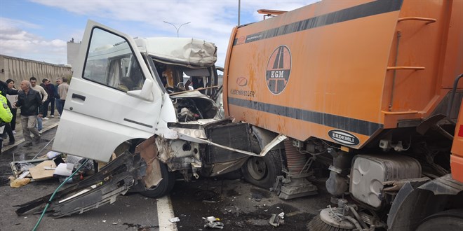 Karayolları aracına çarpan karavanın sürücüsü öldü, eşi yaralandı