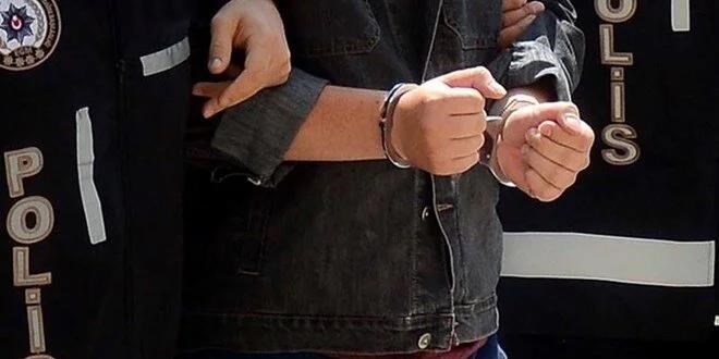 Eski eşine ve yanındaki kişiye bıçakla saldırdı