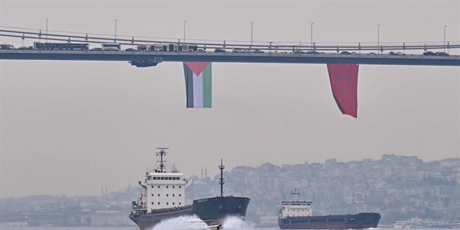 stanbul Boaz'ndaki kprlere Filistin bayraklar asld