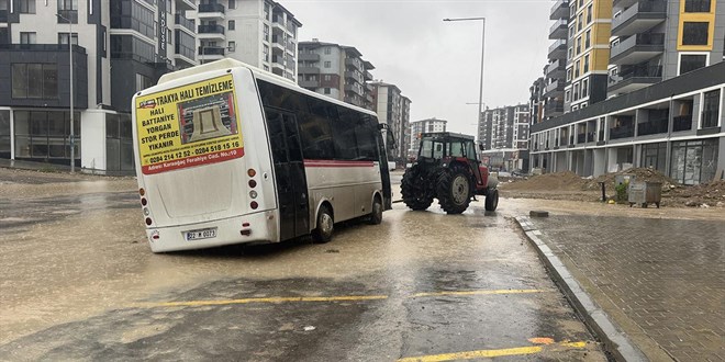 Edirne'de ya nedeniyle yol kt, minibs ukura dt