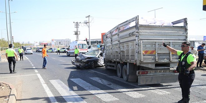 Diyarbak�r'da 6 ara� birbirine girdi, 12 ki�i yaraland�